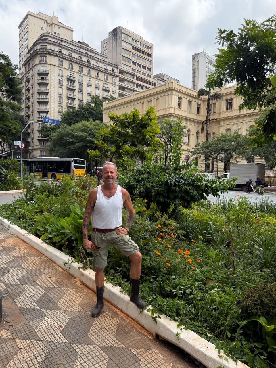 Eduardo Paziam em área verde do centro de São Paulo